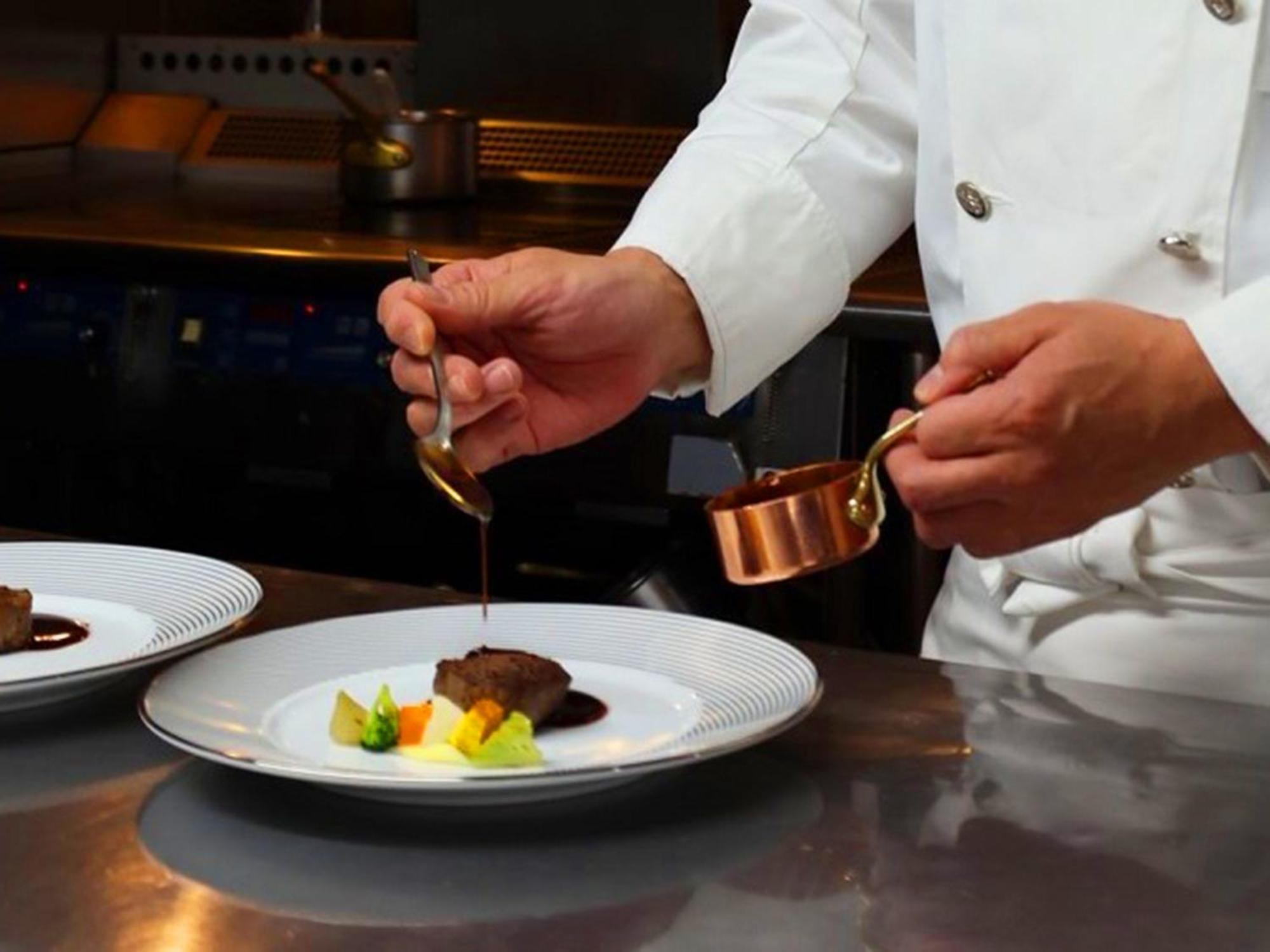 Shin Furano Prince Hotel Exterior photo A chef plating a dish